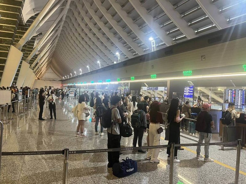 春節期間返鄉探親與出國旅遊人潮增加，移民署將持續配合檢疫機關落實邊境防疫，並呼籲民眾勿自國外攜帶豬肉及其製品入境。圖為桃園國際機場。（移民署提供）中央社記者劉建邦傳真　115年1月30日