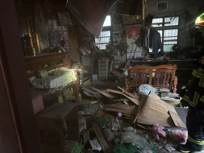 台中市后里區公安路上一處住宅30日發生氣爆意外，屋內雜物散落、一片狼藉，消防人員到場時現場已無明顯火煙，有桶裝瓦斯接頭脫落情形，一名76歲男性受傷送醫。（民眾提供）中央社記者趙麗妍傳真　115年1月30日