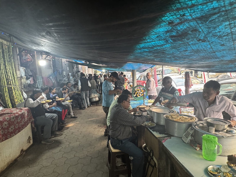 世界衛生組織（WHO）認為印度立百病毒疫情傳播屬「低風險」狀態，不必針對旅行、貿易做出限制。圖為疫情爆發地西孟加拉首府加爾各答街頭，民眾在小吃攤排排坐用餐，不見緊張氣氛。（民眾提供）中央社記者李晉緯新德里傳真　115年1月30日