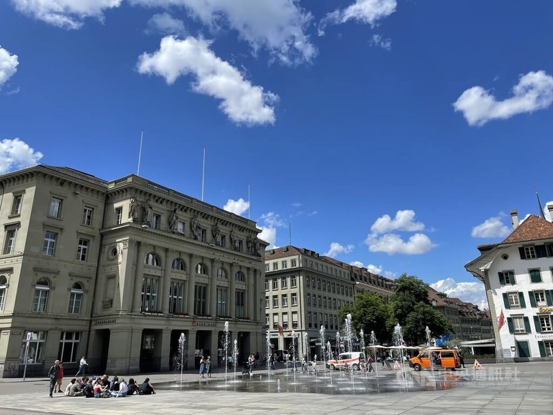 由於全球安全威脅情勢持續升高，歐洲周邊地緣政治風險加劇，瑞士聯邦議會計劃在2032年前逐步提高國防預算。圖為瑞士聯邦議會前廣場噴水池，攝於2025年5月。中央社記者郭芳君伯恩攝 115年1月30日