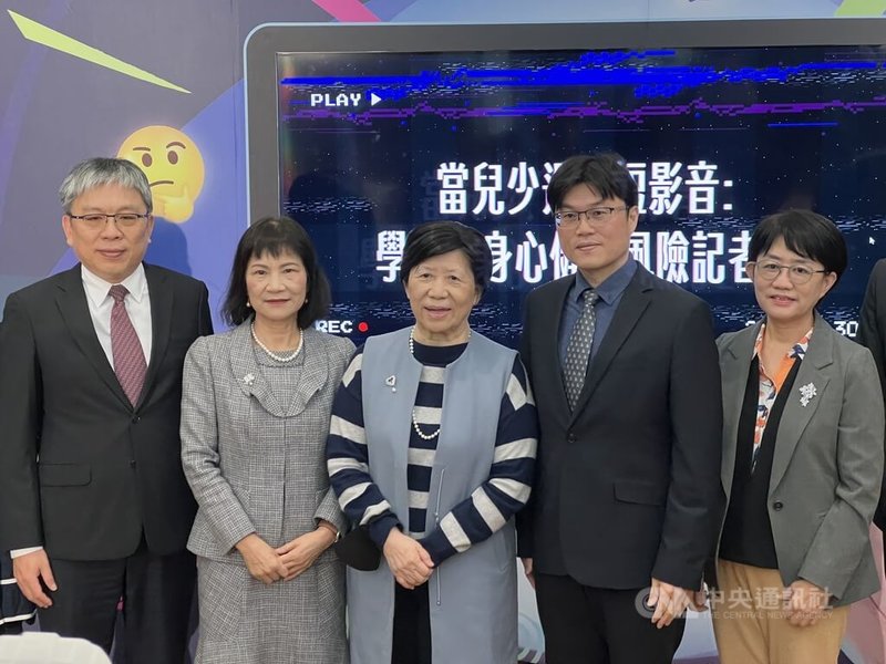 數位發展部近日提出資安高風險App清單,教育部30日舉行記者會,次長朱俊彰(右2)表示,清單內的6個App學術網路(TANet)和iTaiwan無線熱點不提供連線服務。中央社記者陳至中台北攝 115年1月30日