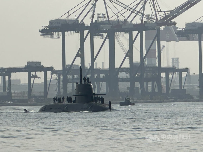 潛艦國造原型艦海鯤艦繼29日首度潛航後，30日上午近10時再度駛出港區，至近海進行測試。中央社記者林巧璉攝　115年1月30日