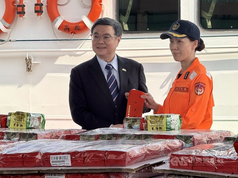 海巡署與檢警調單位接獲美國緝毒局情資，查獲坦尚尼亞籍貨輪走私近1.3噸毒品愷他命及安非他命。行政院長卓榮泰（左）30日南下表彰有功單位，頒發加菜金。中央社記者董俊志攝　115年1月30日
