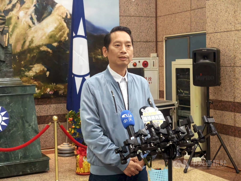 爭取國民黨提名參選宜蘭縣長的宜蘭縣議長張勝德，今天下午在出席黨中央召開的協調會後受訪表示，確定由他跟黨內競爭對手、國民黨立委吳宗憲各挑一家民調公司，共兩家民調公司進行電話民調，並在2月底前完成民調。 中央社記者王承中攝　115年1月30日