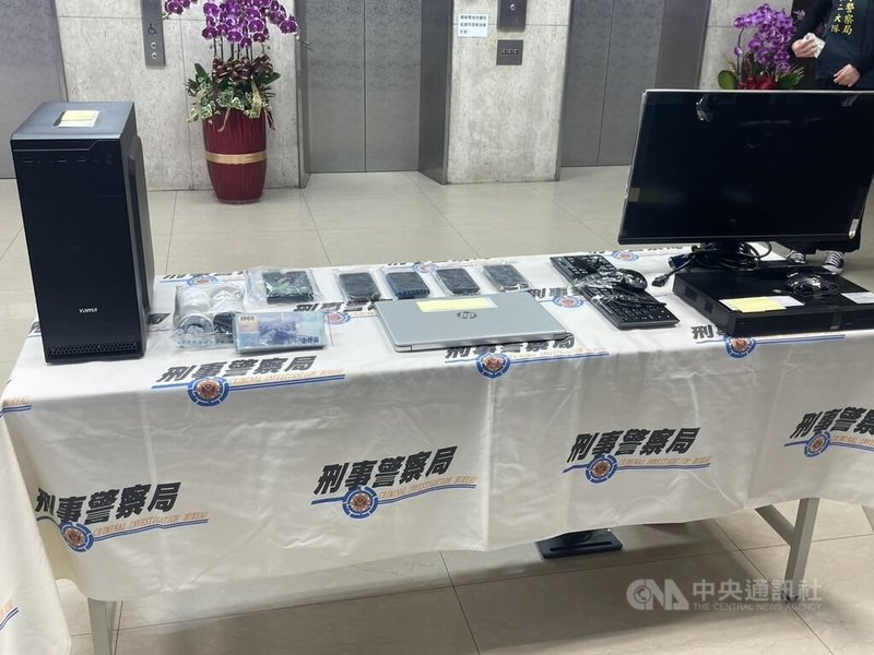 刑事警察局30日舉行記者會，指偵二大隊日前接獲情資，曾任志願役軍人26歲陳姓男子夥同退役同僚初姓男子及現役軍人吳姓男子，誘騙被害人獨自前往泰國，威脅從事電信詐騙工作，並假冒詐騙集團向家屬索取金錢，甚至把廢棄物任意傾倒廢棄軍事營區；刑事局逮4人送辦。圖為警方搜出現金、電腦等證物。中央社記者劉建邦傳真　115年1月30日