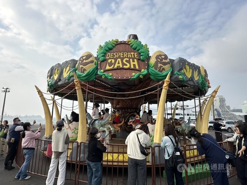 高雄市觀光局30日舉辦「2026 Kaohsiung Wonderland 高雄冬日遊樂園」記者會，開箱恐龍旋轉木馬等機械設施。中央社記者林巧璉攝　115年1月30日