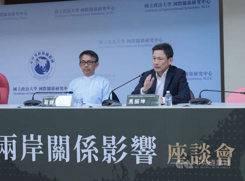 政治大學國際關係研究中心30日舉行「中共解放軍高層人事震盪與對兩岸關係影響座談會」，政治大學政治學系、東亞研究所特聘教授寇健文（左）、國防大學中共軍事事務研究所教授馬振坤（右）等專家學者與會。中央社記者李雅雯攝 115年1月30日