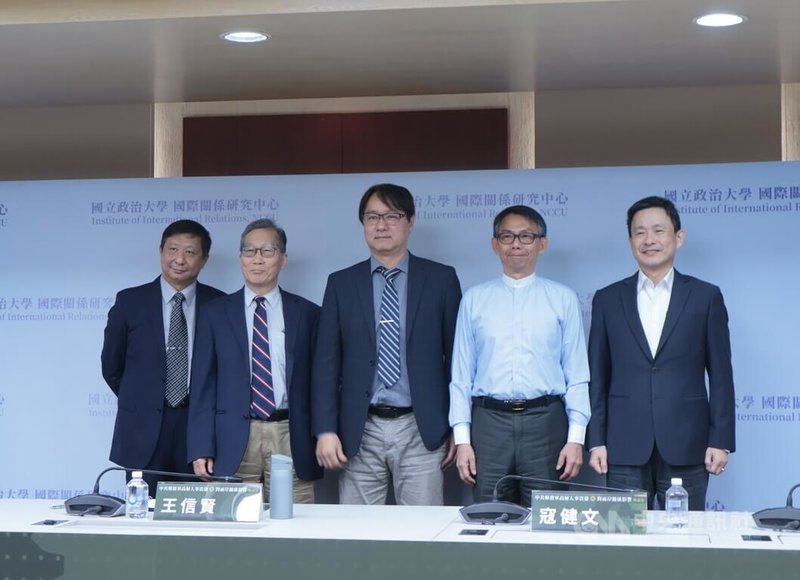 政治大學國際關係研究中心30日舉行「中共解放軍高層人事震盪與對兩岸關係影響座談會」，淡江大學國際事務與戰略研究所兼任助理教授揭仲（左起）、政治大學東亞研究所名譽教授丁樹範、政治大學東亞研究所特聘教授王信賢、政治大學政治學系、東亞研究所特聘教授寇健文、國防大學中共軍事事務研究所教授馬振坤等專家學者與會。中央社記者李雅雯攝 115年1月30日