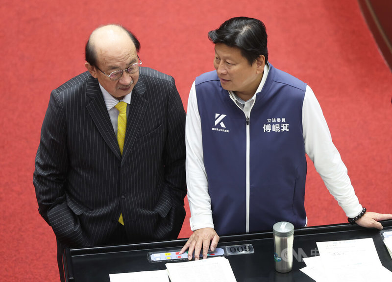 立法院會30日下午處理住宅法部分條文修正草案,民進黨團總召柯建銘(左)、國民黨團總召傅崐萁(右)進行意見溝通。中央社記者趙世勳攝 115年1月30日