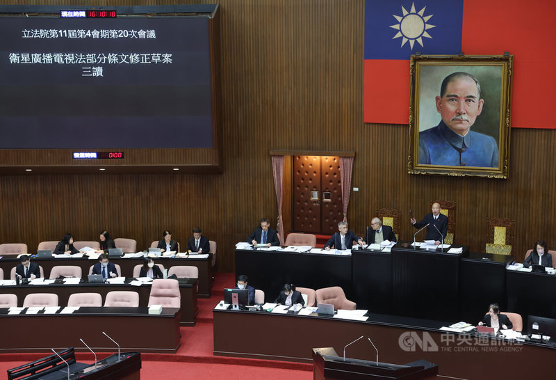 立法院30日進行第11屆第4會期的最後一次院會,下午處理被外界視為中天回復執照相關的衛星廣播電視法部分條文修正草案,立法院長韓國瑜(後右2)敲槌宣布三讀通過。中央社記者趙世勳攝 115年1月30日