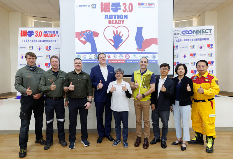 全球合作暨訓練架構（GCTF）舉辦「GCTF Connect艱困環境重症照護種子教官培訓課程」，美國在台協會高雄分處長張子霖（左4）出席。（美國在台協會提供）中央社記者吳書緯傳真　115年1月30日