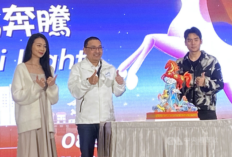 新北市長侯友宜（左2）30日在記者會公布，2026新北燈會將於2月20日在大都會公園試營運，今年以「勁馬奔騰．新北Hi Light」為主題，主燈為15公尺高的紅寶馬。中央社記者黃旭昇新北市攝　115年1月30日