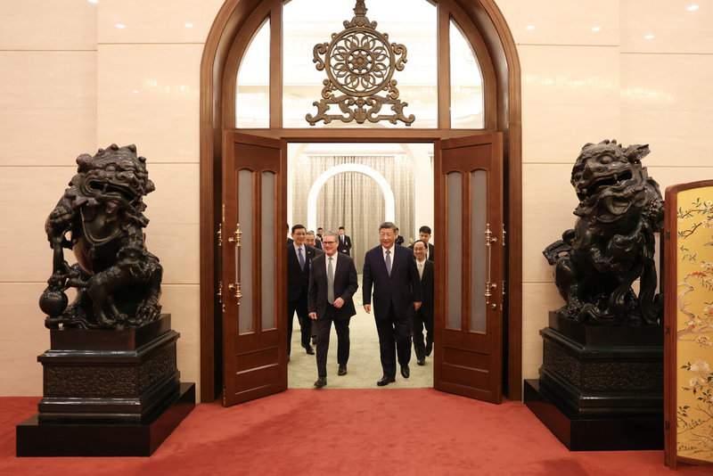 英國首相施凱爾（左）29日在北京人民大會堂與中國國家主席習近平（右）會談，兩人前後共處約3小時。（英國首相府提供）中央社記者陳韻聿倫敦傳真　115年1月30日