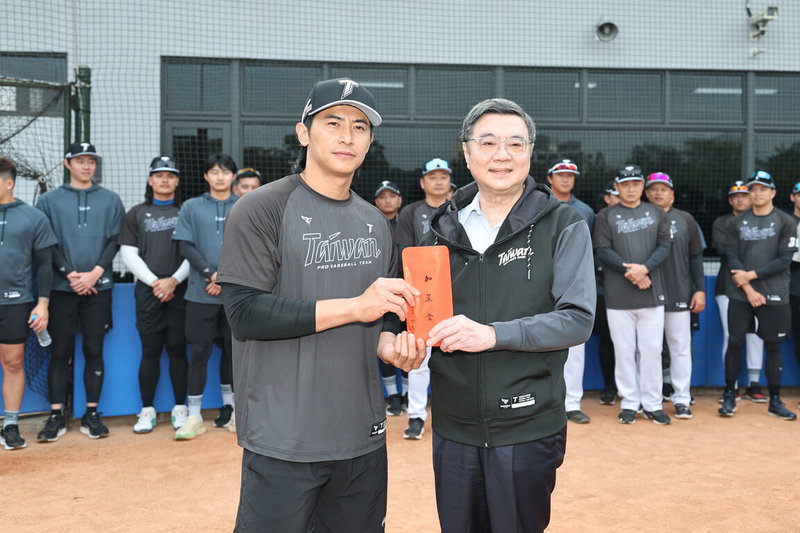 行政院長卓榮泰（前右）30日到高雄國家運動訓練中心，致贈新台幣20萬元加菜金予正在備戰世界棒球經典賽（WBC）的台灣隊，由隊長陳傑憲（前左）代表收下。（中職聯盟提供）中央社記者蘇志畬傳真　115年1月30日