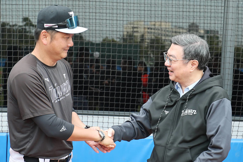 行政院長卓榮泰（右）30日前往高雄國家運動訓練中心，與世界棒球經典賽（WBC）台灣隊總教練曾豪駒（左）交流，也代表政府與全體國人送上祝福，期盼台灣隊能快樂比賽、全力發揮。（中職聯盟提供）中央社記者蘇志畬傳真　115年1月30日