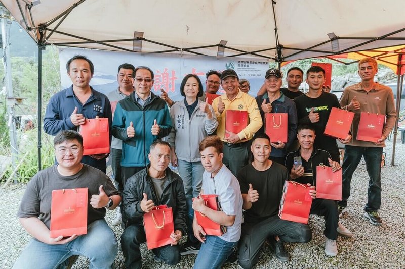 花蓮馬太鞍溪堰塞湖已順利完成壩體降挖階段性工作，為感謝第一線施工人員及相關人員辛勞，總統賴清德特別準備禮物致意，30日由農業部次長杜文珍（2排左3）代為贈送。（農業部提供）中央社記者汪淑芬傳真　115年1月30日