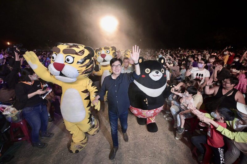 紙風車「368鄉鎮市區兒童藝術工程」啟動「椅子會」小額募款行動，高雄市長陳其邁（前中）捐出100本親筆簽名的「青年的四個大夢」力挺。（紙風車提供）中央社　115年1月30日