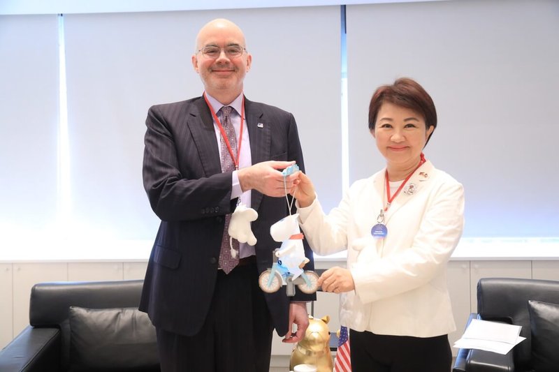 美國在台協會（AIT）處長谷立言（Raymond Greene）（左）29日到訪台中市政府，市長盧秀燕（右）親自接待並送上中台灣燈會「姆明」小提燈。（台中市政府提供）中央社記者蘇木春傳真　115年1月30日