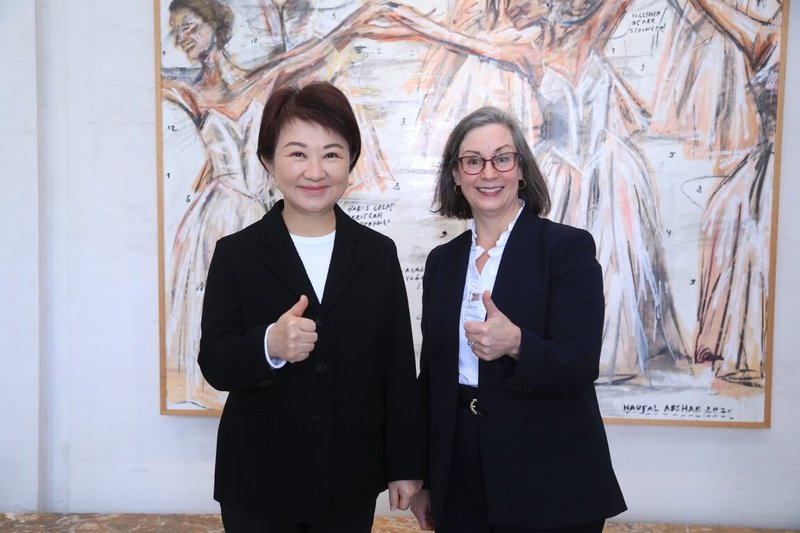 美國在台協會（AIT）華盛頓總部執行理事藍鶯（Ingrid Larson）（右）日前到訪台中市政府，由市長盧秀燕（左）親自接待。（台中市政府提供）中央社記者蘇木春傳真　115年1月30日