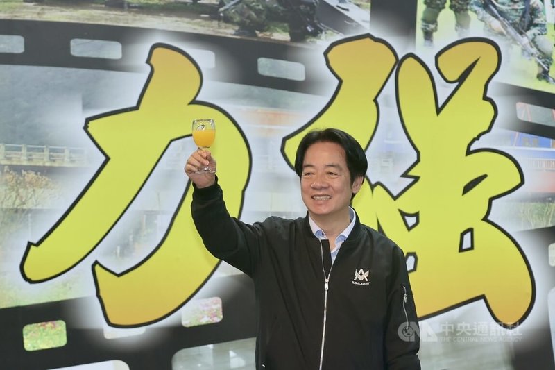 總統賴清德（圖）30日上午視導花東防衛指揮部並與官兵共進午餐，賴總統致詞表示，期望新的一年國軍保持軍民一體、強化戰力的原則，與民間力量深化合作、提升全社會防衛韌性，共同守護國安。中央社記者王飛華攝　115年1月30日