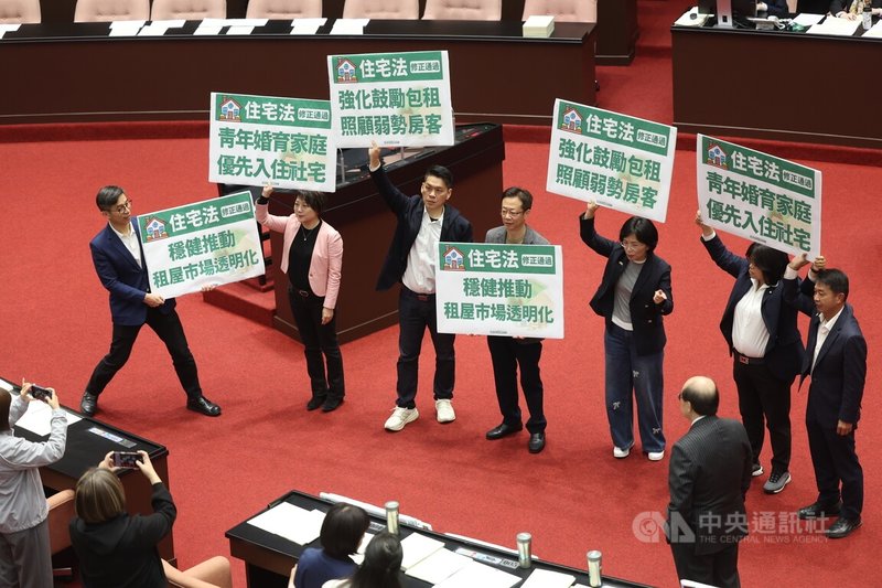 立法院會30日下午處理住宅法部分條文修正草案並進行投票表決,民進黨團於議場內舉手板表達立場。中央社記者趙世勳攝 115年1月30日