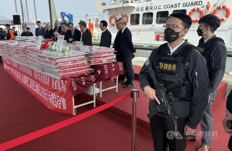 海巡署與檢警調單位接獲美國緝毒局情資，查獲坦尚尼亞籍貨輪走私近1.3噸毒品愷他命及安非他命。相關單位30日在高雄召開查緝成果記者會。中央社記者董俊志攝　115年1月30日