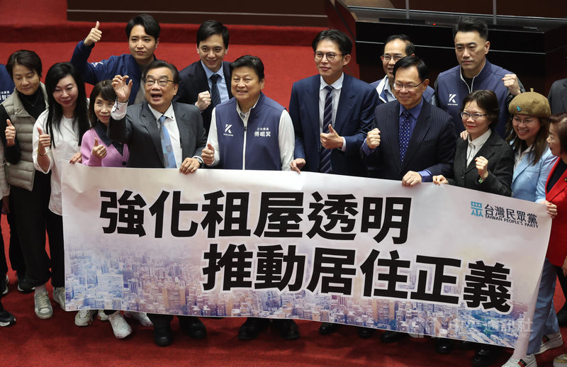 立法院會30日下午處理住宅法部分條文修正草案並進行投票表決，國民黨團總召傅崐萁（前左5）、民眾黨團總召黃國昌（前右5）與藍白立委於議場內拉布條合影，呼籲推動居住正義。中央社記者趙世勳攝　115年1月30日