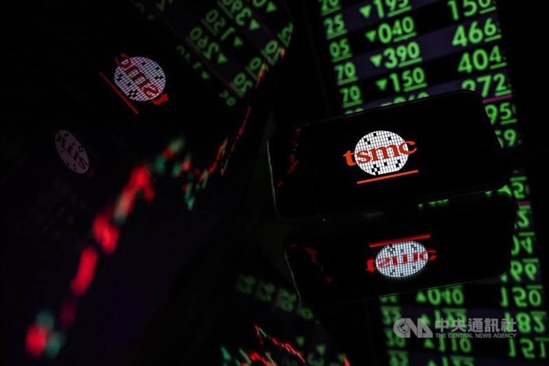 台灣股匯市29日同步下挫。（中央社檔案照片）