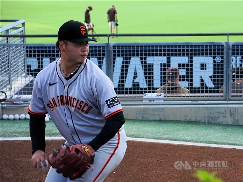 美國職棒舊金山巨人隊台灣投手鄧愷威（圖）因球隊交易，新賽季將轉戰休士頓太空人隊。（中央社檔案照片）