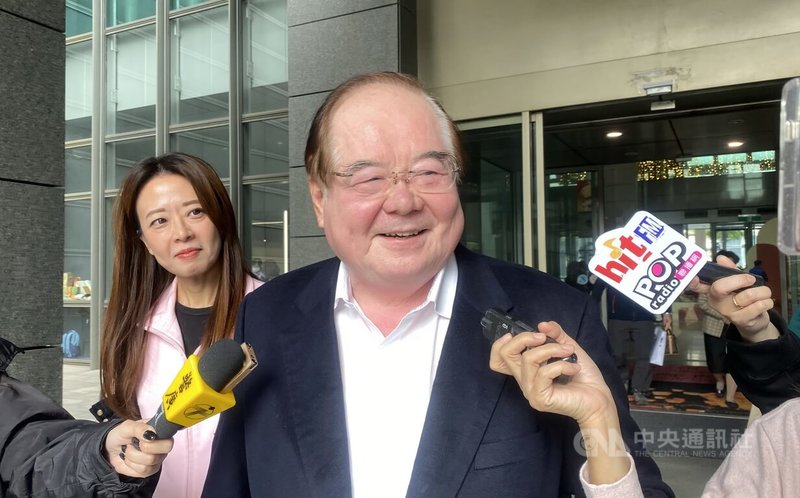 中國國民黨副主席兼秘書長李乾龍(前)30日被媒體追問國民黨新北市長參選人協商事宜時說,春節前應會有好消息,人選應可出爐。中央社記者黃旭昇新北攝 115年1月30日