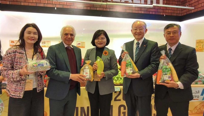 雲林縣政府在巴林連鎖通路AL JAZIRA超市辦理試吃推廣與展售活動，雲林縣長張麗善（中）29日率代表團到場行銷鳳梨等多項雲林農產品。（雲林縣府提供）　中央社記者姜宜菁傳真　115年1月30日