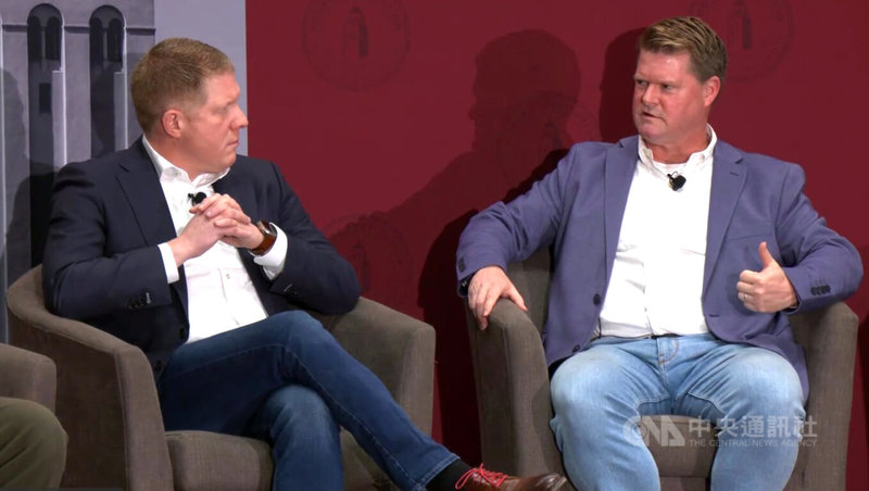 美國前國防官員薛瑞福（右）29日在胡佛研究所分析中共解放軍發展的影響，他認為解放軍高層近期人事動盪，反映中共領導人習近平對軍方的高度焦慮。中央社記者張欣瑜舊金山攝　115年1月30日