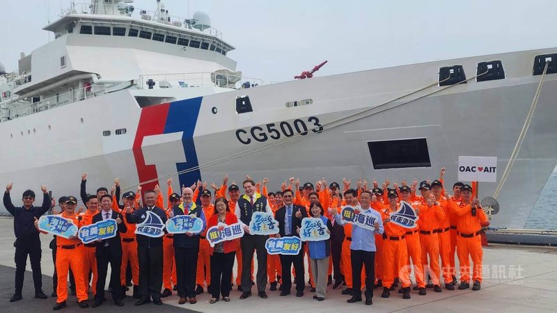 海委會主委管碧玲（前左5）30日邀請美國在台協會（AIT）處長谷立言（前左4）等人一同參訪雲林艦，並在雲林艦前合影留念。中央社記者洪學廣攝　115年1月30日