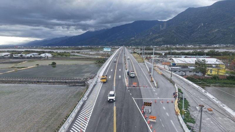 因應春節期間大量旅客及返鄉人潮湧入台東，警方與台東縣政府擬定多項交管措施，台東縱谷台9線池上大橋因改建工程，南下車道封閉，由北上新橋雙向各一車道通行。（公路局提供）中央社記者盧太城台東傳真　115年1月30日