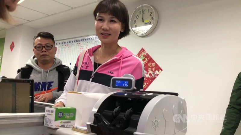 民進黨基隆市議員陳宜（中）因廠商向她借款新台幣20萬元，原談妥30日還款10萬元好讓她完成黨內初選登記，未料對方遲未現身，所幸陳宜仍在友人協助下湊足款項，壓線完成登記。中央社記者王朝鈺攝　115年1月30日