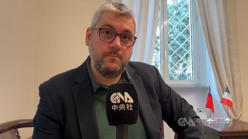 義大利國際事務機構（IAI）資深研究員李澳林（Aurelio Insisa）29日接受中央社專訪，談到台灣海底電纜屢遭切斷不只是技術層面議題，更是混合性威脅，應嚴防中國藉此對台發動認知戰。中央社記者黃雅詩羅馬攝　115年1月30日