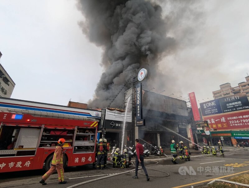 台中市北屯區天津路30日上午發生住宅火警，火勢猛烈，消防局獲報派遣人車前往救援。中央社記者蘇木春攝　115年1月30日