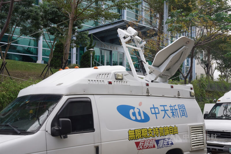立法院會30日三讀通過修正「衛星廣播電視法」部分條文，外界關注中天案是否適用。NCC說明，修正通過條文未有溯及既往規定，因此中天不適用。圖為中天新聞車。（中央社檔案照片）