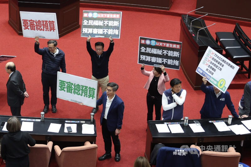 立法院會30日上午針對議事日程草案進行投票表決，朝野立委於議場內高舉手板，各自表態。中央社記者趙世勳攝 115年1月30日