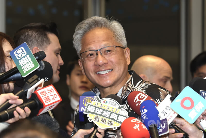 輝達（NVIDIA）台灣分公司30日在南港展覽館2館舉辦尾牙，輝達執行長黃仁勳（中）出席，會前受訪表示，輝達確實和聯發科合作打造一款非常強大的系統單晶片，功耗低但性能強大，專為具有強大人工智慧（AI）應用的電腦設計，應用非常多樣。中央社記者張新偉攝　115年1月30日