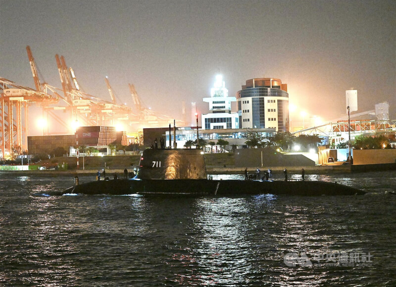 潛艦國造原型艦海鯤艦29日首度潛航測試，上午近11時駛出高雄港區至近海進行測試，晚間約6時30分返航入港。中央社記者董俊志攝　115年1月29日