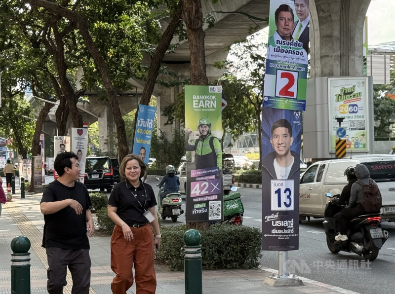 泰國2月8日國會選舉同時也將就是否修改憲法進行公民投票。圖為泰國曼谷街頭各黨候選人照片的看板旗幟。（中央社檔案照片）