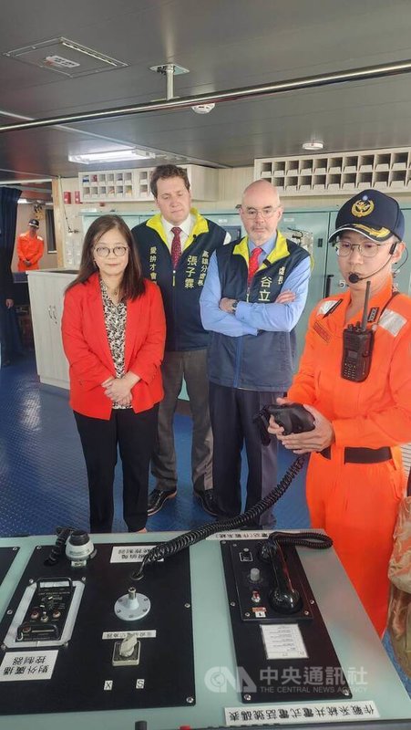 海委會主委管碧玲(前左)30日邀請美國在台協會(AIT)處長谷立言(右2)等人參訪海巡雲林艦,並在海巡人員介紹下了解艦內設備。中央社記者洪學廣攝 115年1月30日
