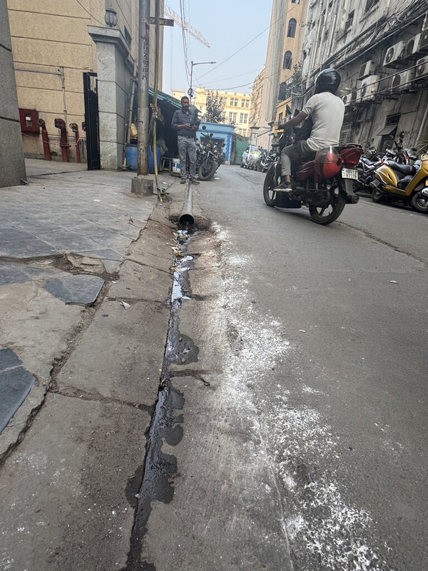 印度西孟加拉爆發立百病毒疫情，首府加爾各答情況大致良好，但住家、辦公大樓外圍有零星以白色消毒粉清消過的痕跡。（民眾提供）中央社記者李晉緯新德里傳真　115年1月30日