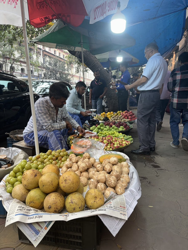 立百病毒致死率高，食用水果前應清洗、削皮，以降低感染機率。圖為印度這波疫情爆發地西孟加拉首府加爾各答的一處水果攤。（民眾提供）中央社記者李晉緯新德里傳真　115年1月30日