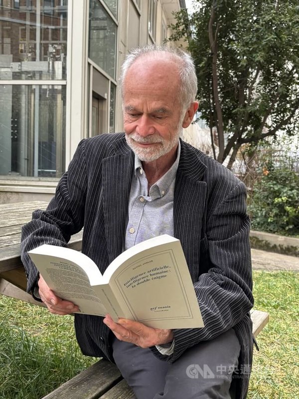 法國準備立法禁止15歲以下未成年人使用社群媒體。法蘭西人文科學院院士安德勒（Daniel Andler）也擔心人們的注意力被社群媒體挾持的現象。 中央社記者曾依璇巴黎攝　115年1月30日