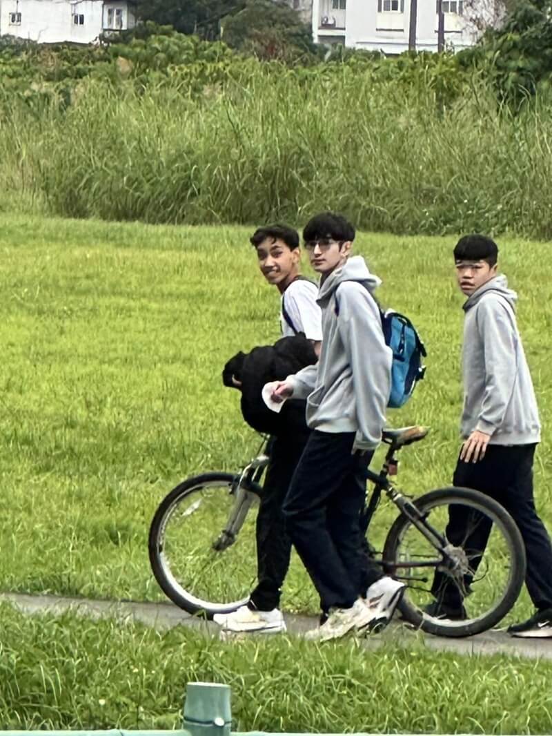 宜蘭國中3名學生熱心為受傷老人叫救護車，目擊者拍下照片提供給學校，校方29日公布照片表揚學生善行。（圖取自宜蘭國中臉書facebook.com）