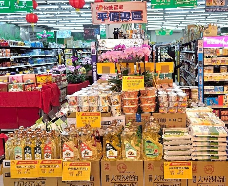 春節期間採買需求升高，台糖全台20家台糖蜜鄰便利超市自2月1日至28日推出「平價商品專區」。（台糖提供）中央社記者曾智怡傳真　115年1月30日