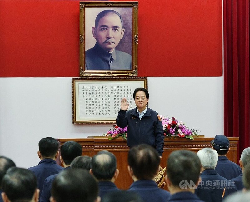 總統賴清德（後）30日下午至警政署出席115年第1次署務會報，代表全體國人向每一名長期堅守崗位、無私奉獻的警察，致上最誠摯感謝。中央社記者郭日曉攝　115年1月30日