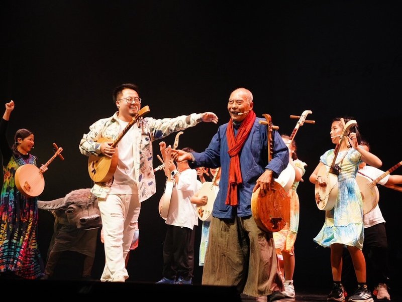 紙風車劇團31日在屏東恆春文化中心劇場館演出，邀請屏東子弟加入共演「屏東幻想曲」，現場並帶領墾丁國小學生進行月琴彈唱。（紙風車劇團提供）中央社記者邱祖胤傳真　115年1月31日